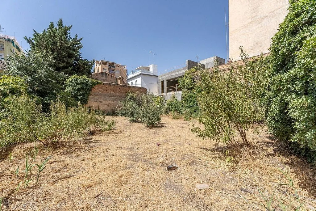 Aed - Detached House with Private Garden in Granada