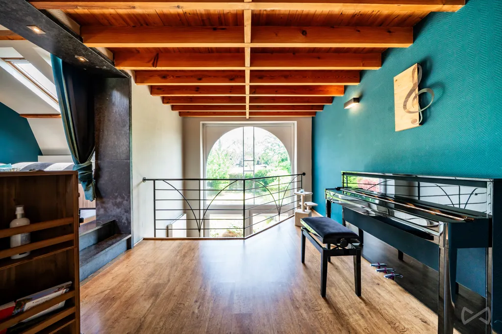 Esik - Three-Storey House with Terrace in Bray