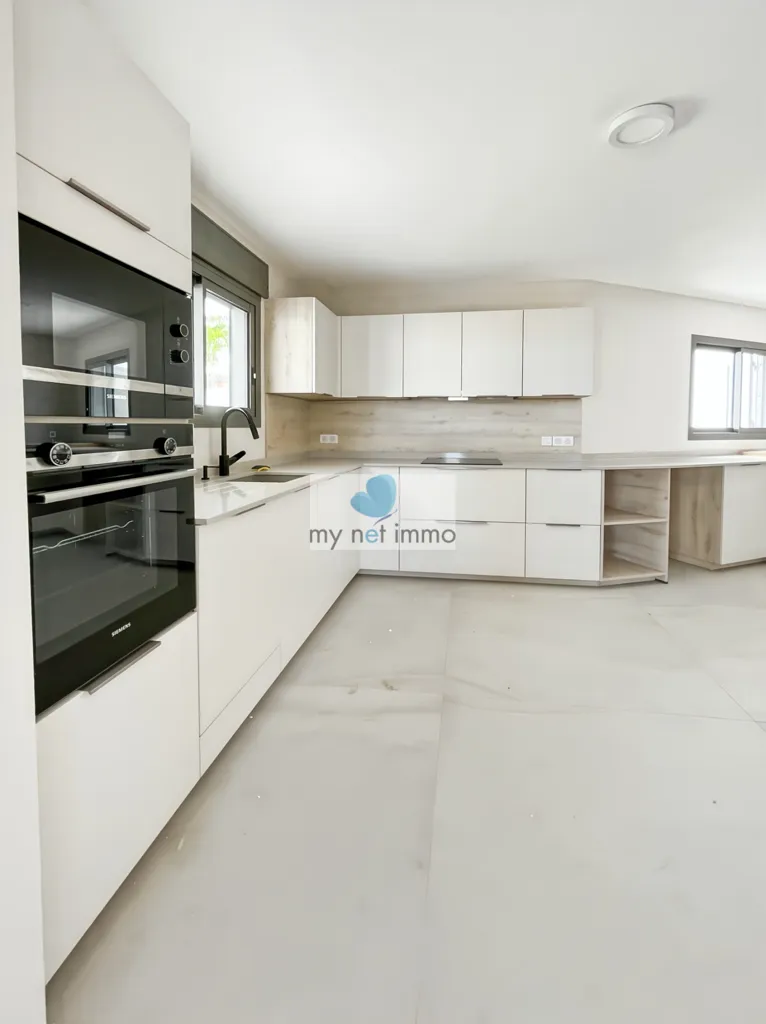 Cuisine - Villa Contemporaine avec Piscine et Bureau à l'année