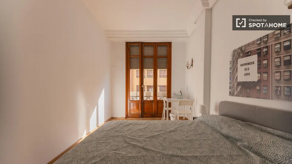 Magamistoad - Shared Room with Amenities in La Roqueta, Valencia