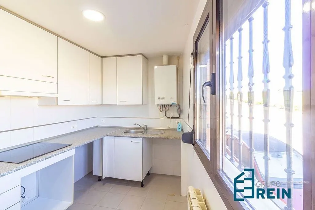 Kitchen - 3-Bedroom Apartment with Garage in Recas
