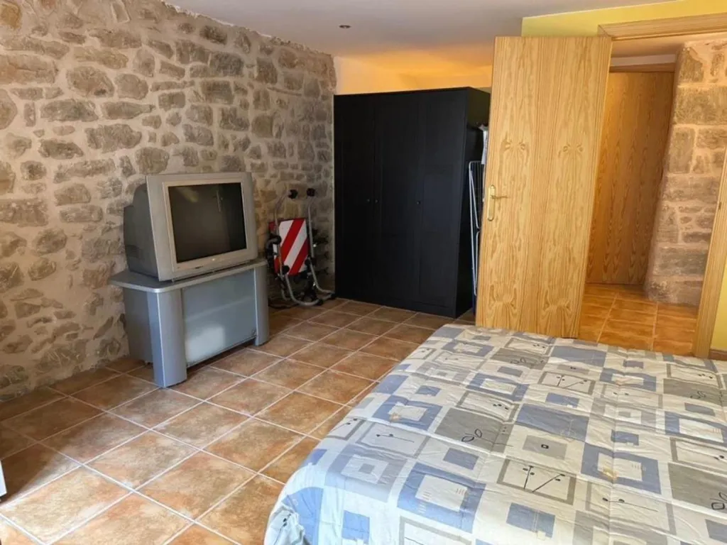 Magamistoad - Rustic Semi-Detached House with Mountain Views in Cretas