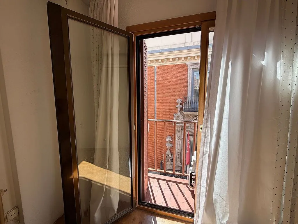 Rõdu - Ample Apartment with Balcony in Cortes - Huertas