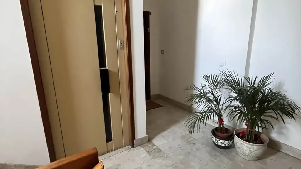 Esik - Rearranged Flat with Balcony in Florence