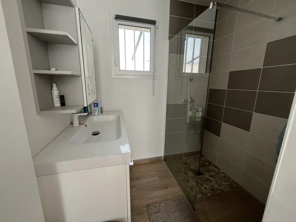 Salles de bain - Maison Moderne avec Terrasse à Fondettes