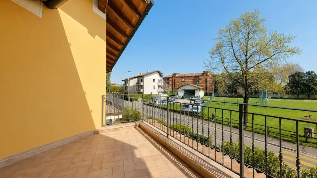 Rõdu - Contemporary Apartment with Balcony in Chiari