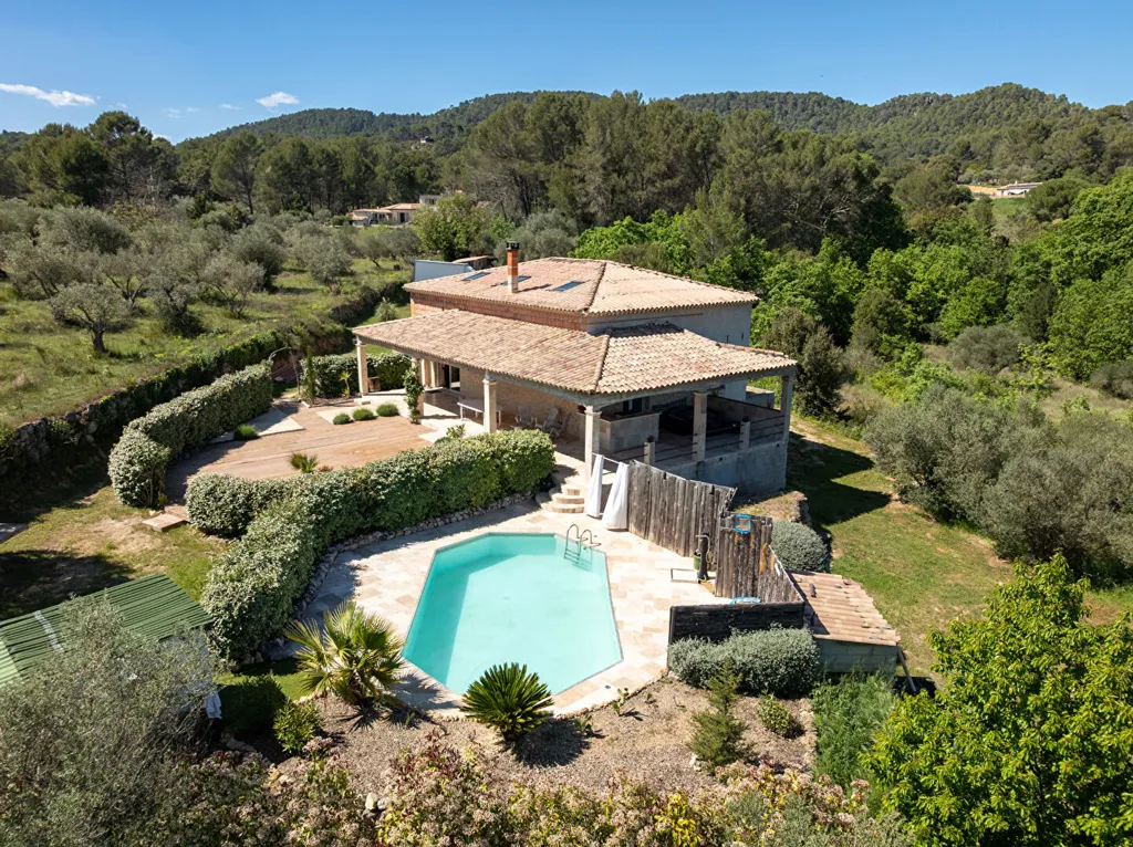 Vue aérienne - Maison avec Piscine et Potentiel d'Agrandissement à Salernes