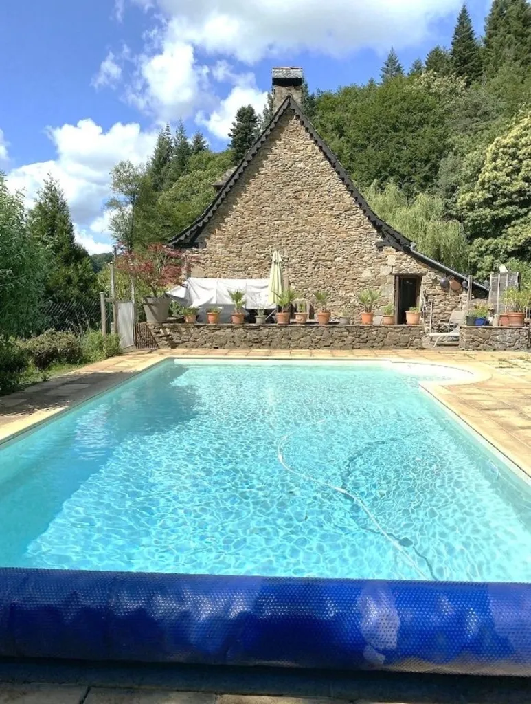 Piscine - Moulin Auvergnat avec Piscine près d'Aurillac