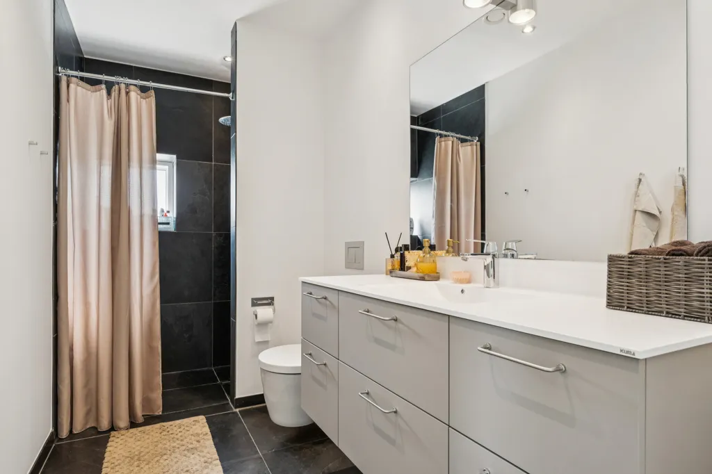 Salles de bain - Modern House with Stringent Architecture in Stouby