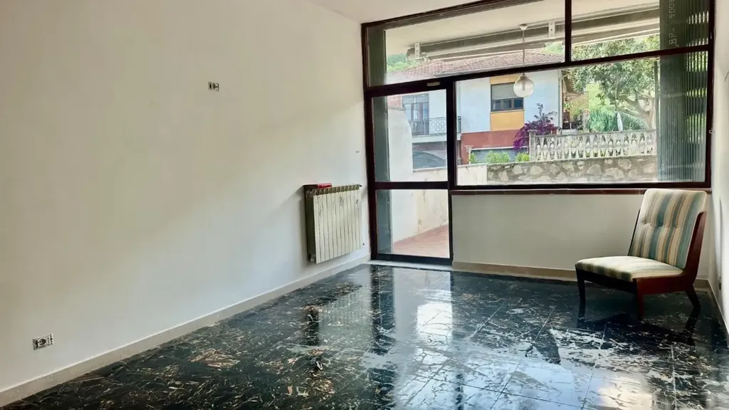 Bureau - Apartment with Private Garden in Carrara