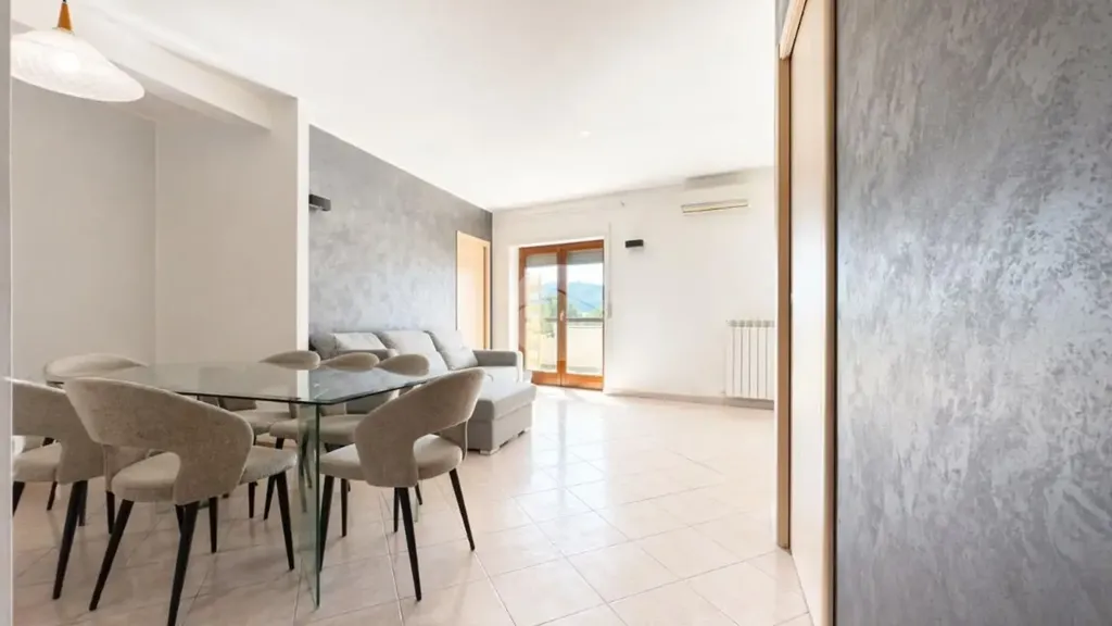 Salle à manger - First Floor Flat with Panoramic View in Rose