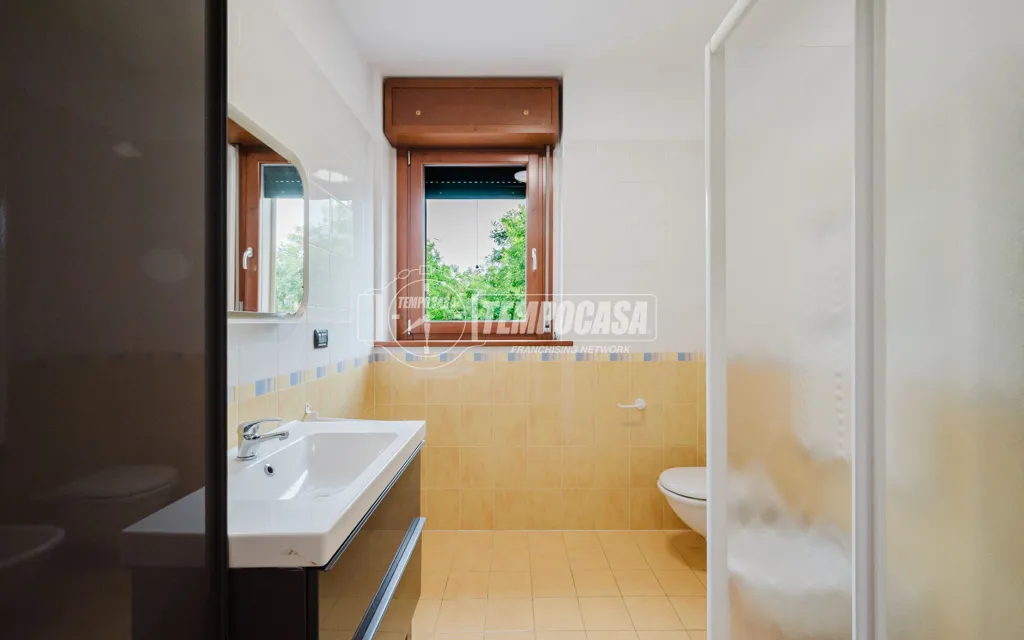 Salles de bain - Two-Bedroom Apartment with Balcony in Trezzano Sul Naviglio