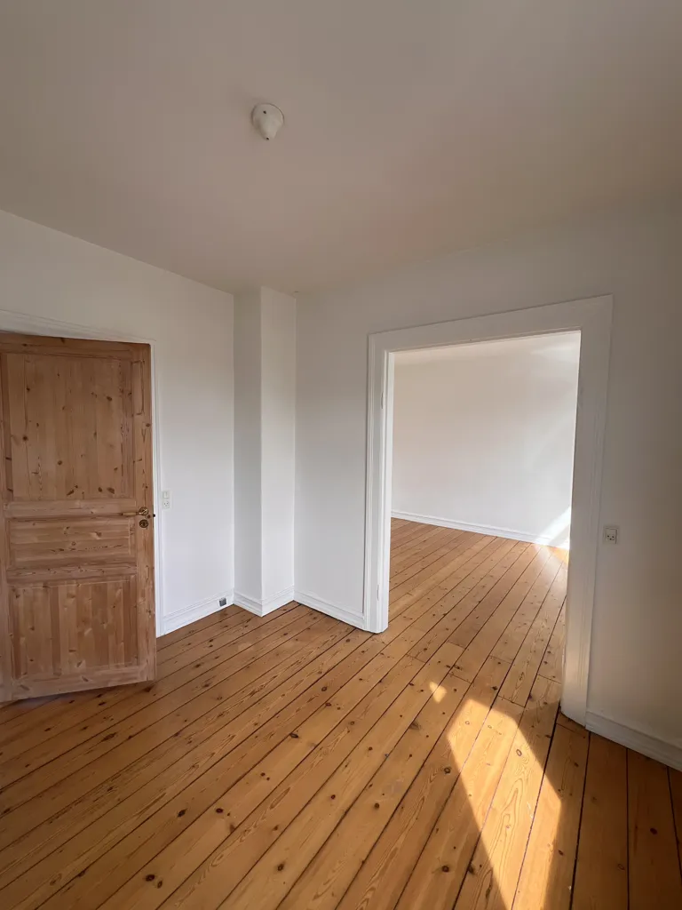 Pièces - 3-Room Apartment with Terrace in Central Location