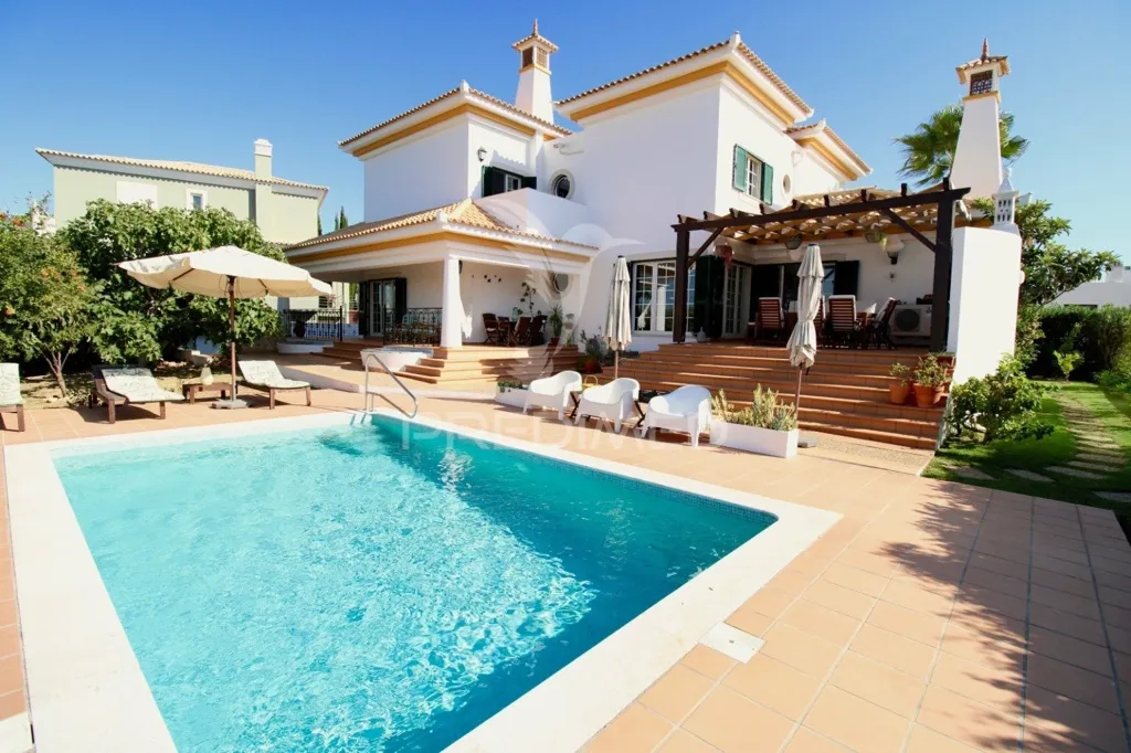 Piscine - House with Pool in Proximity to Faro