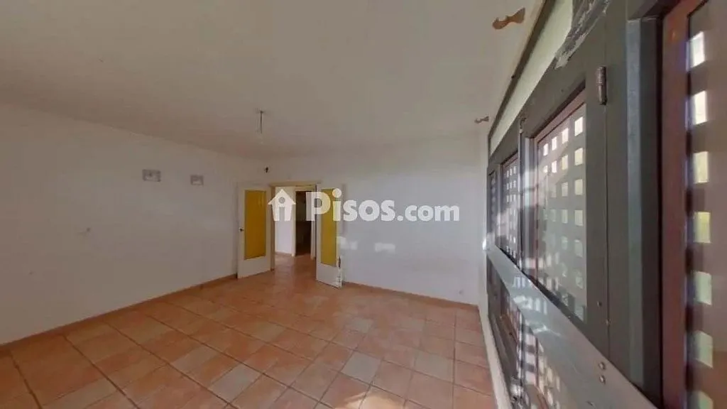 Esik - Three-Bedroom House near Blanes Beach