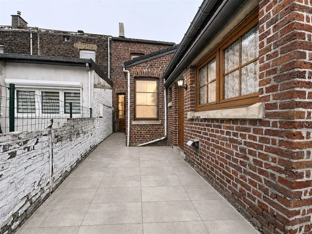Jardin - Maison 3 Façades avec Jardin et Terrasse à Roufosse