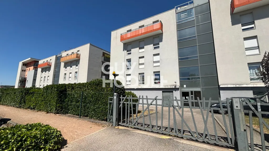 Exterior - 2-Bedroom Flat with Balcony in L’Isle-d’Abeau