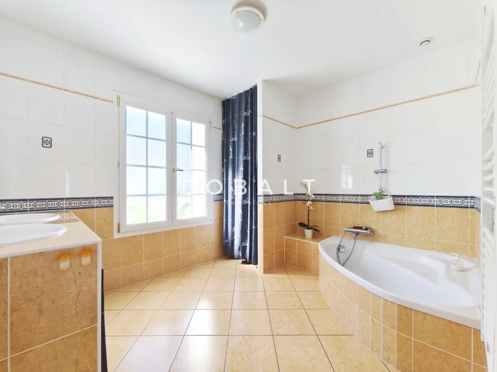 Salles de bain - Maison d'Architecte avec Piscine en Campagne près du Gâvre