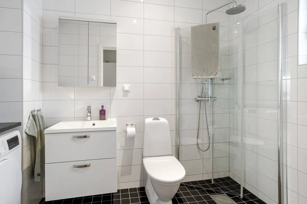 Bathrooms - Two-Bedroom Flat with Balcony in Gårdshusen