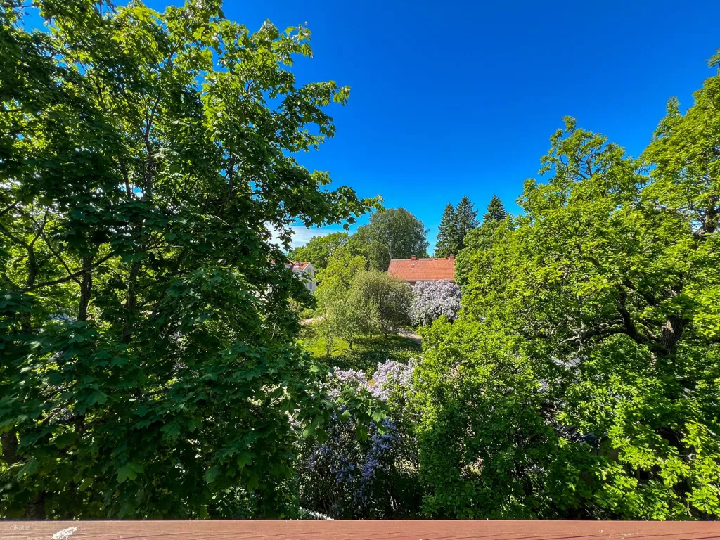 Garden - Upper Floor Apartment with Balcony in Toukola, Helsinki