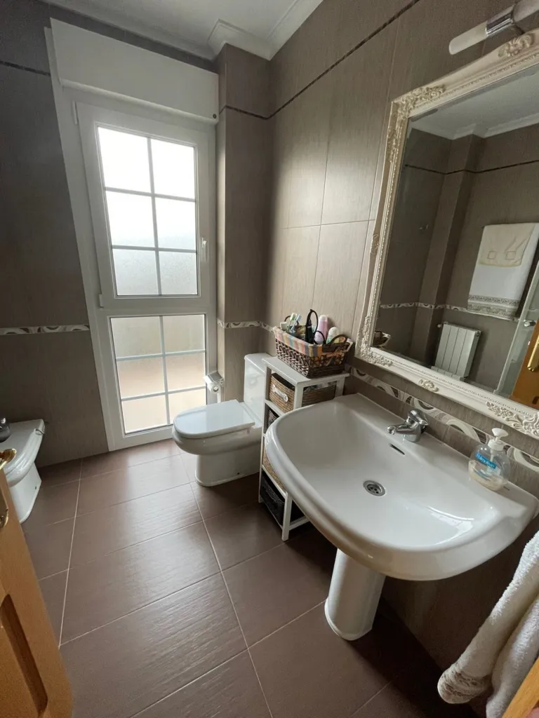 Bathrooms - Chalet with Large Garden in Barcena de Cicero