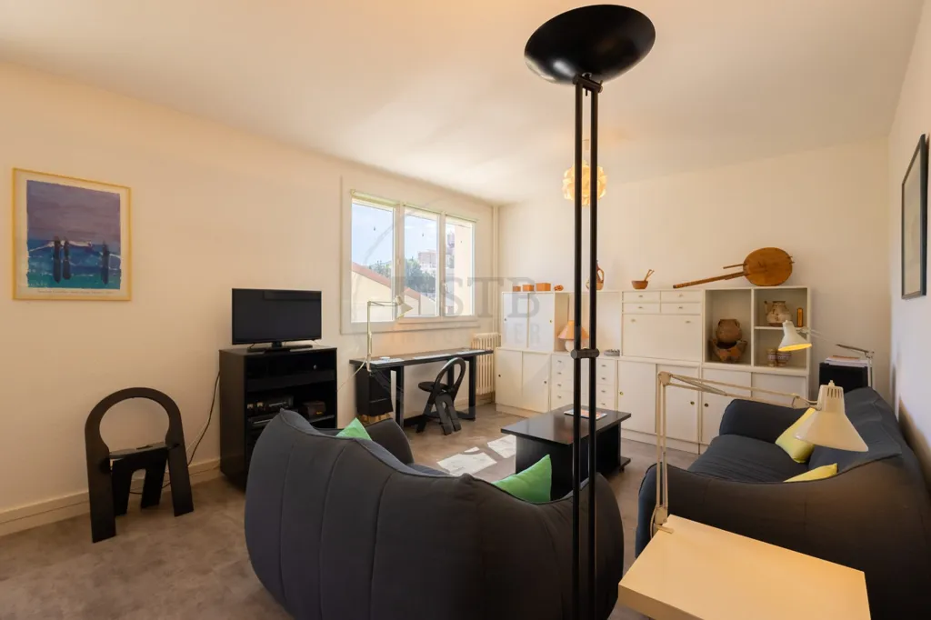 Soggiorno - Bright Apartment with Balcony in Privas