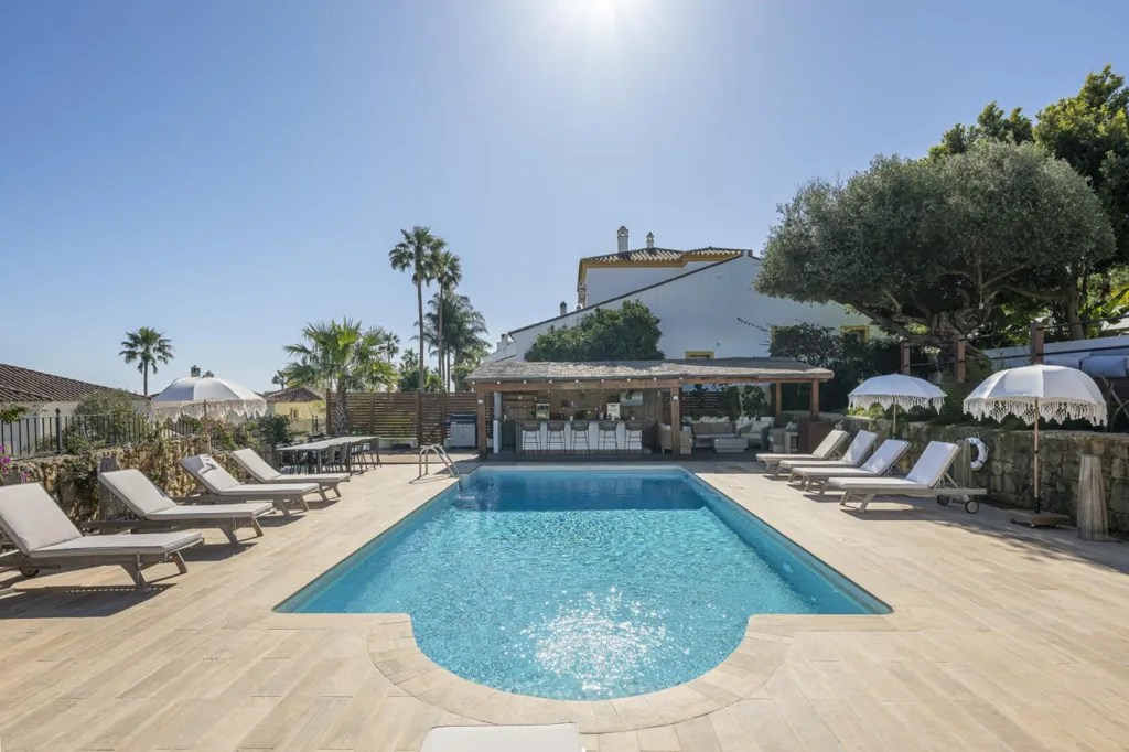 Piscine - Refurbished Villa with Sea Views in La Duquesa