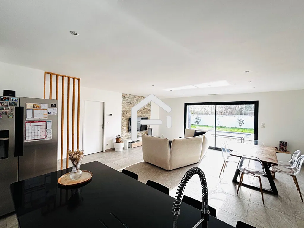 Cuisine - Maison Moderne avec Piscine à Merville