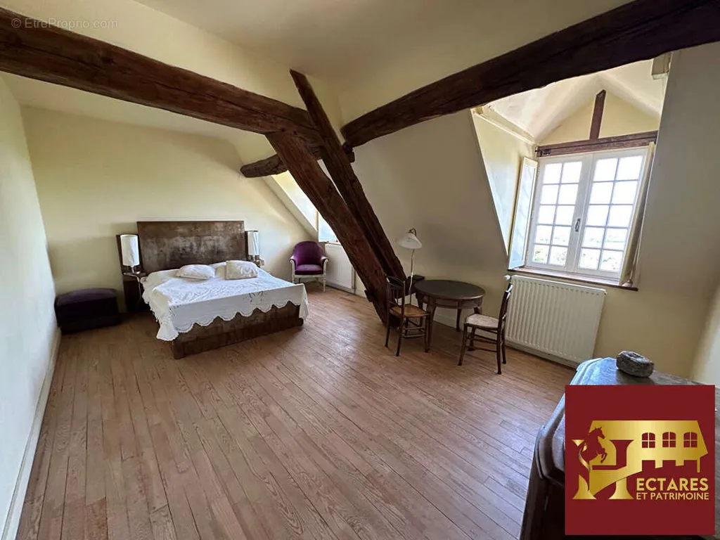 Magamistoad - Historic House with Dominant View in Burgundy