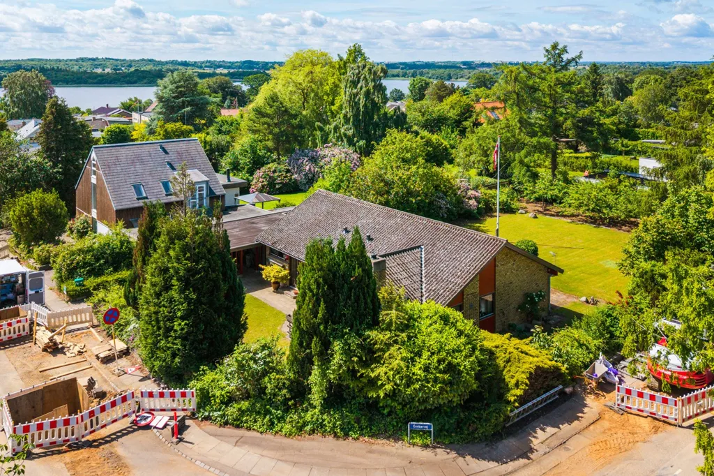 Õhuvaade - Classical Villa with Lake View in Værløse