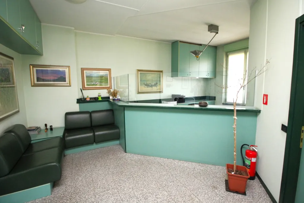 Kabinet - Office with Parking in Central Lainate