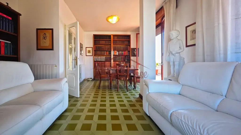 Séjour - Penthouse with Panoramic View in Massa Centre
