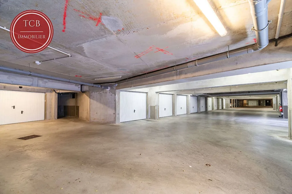 Garage - 2-Bed Flat with Garden in Cernay