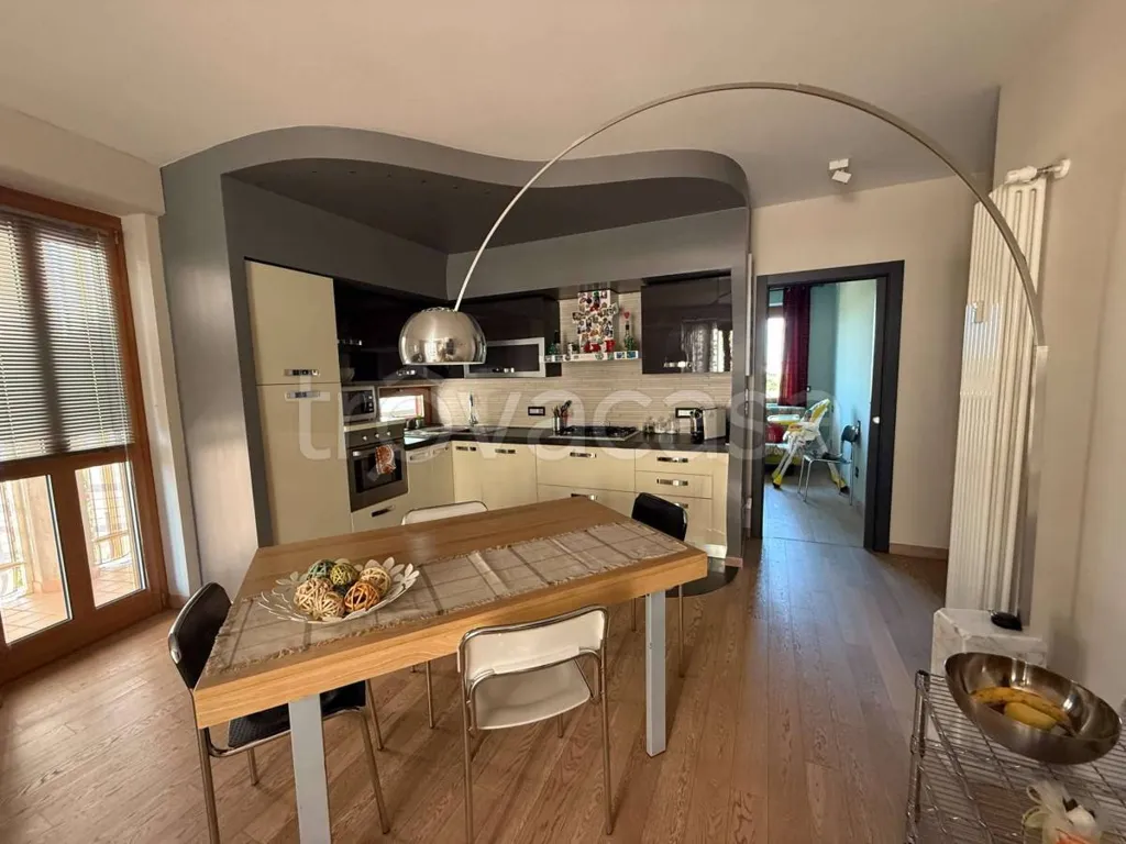 Sala da pranzo - Rear Corner Flat with Balcony in Cuneo