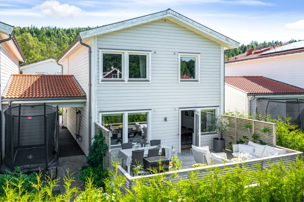 Chain House with Solar Panels in Lilla Bråta