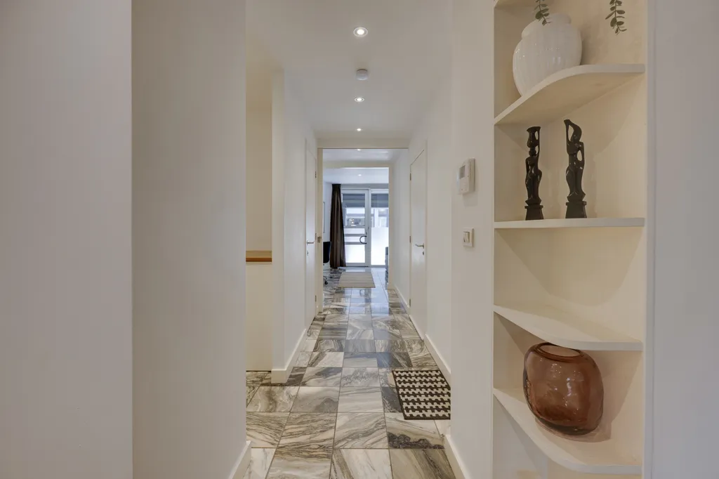 Esik - Modern Apartment with Sunny Terrace in Leien