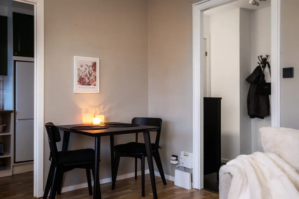 Salle à manger - Efficient Studio Flat with Balcony in Kvarnberget
