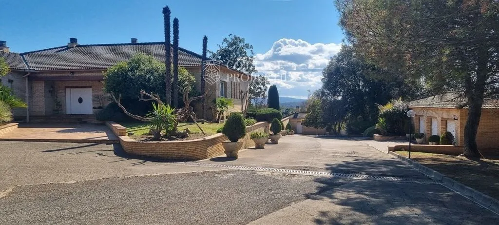 Välivaade - Luxury Villa with Lake View in Pla de l'Estany
