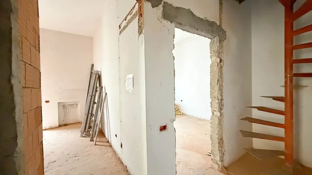 Pièces - Rear-Facing Apartment with Balcony in Florence