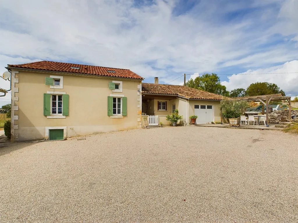 Esterno - Farmhouse with Pool in Vineyard Setting