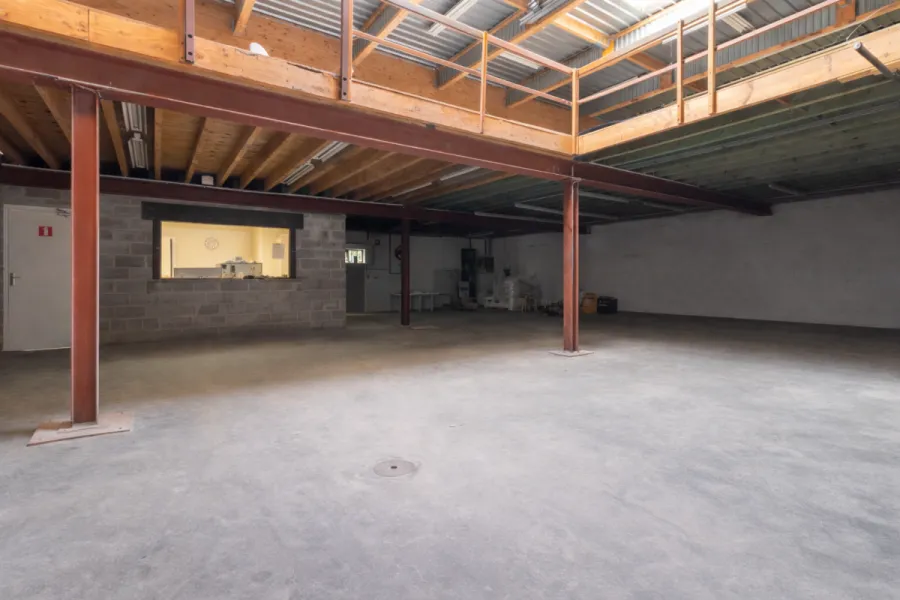 Pièces - Ensemble Professionnel avec Bureaux et Entrepôt à Wavre
