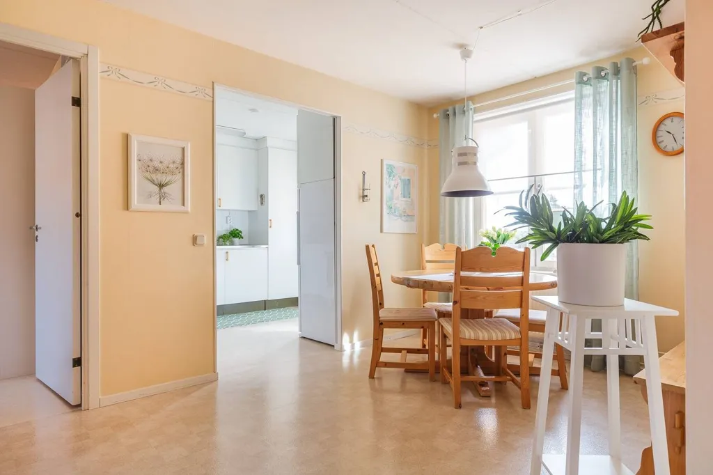 Söögituba - Bright Apartment with Balcony in Stenkumlet