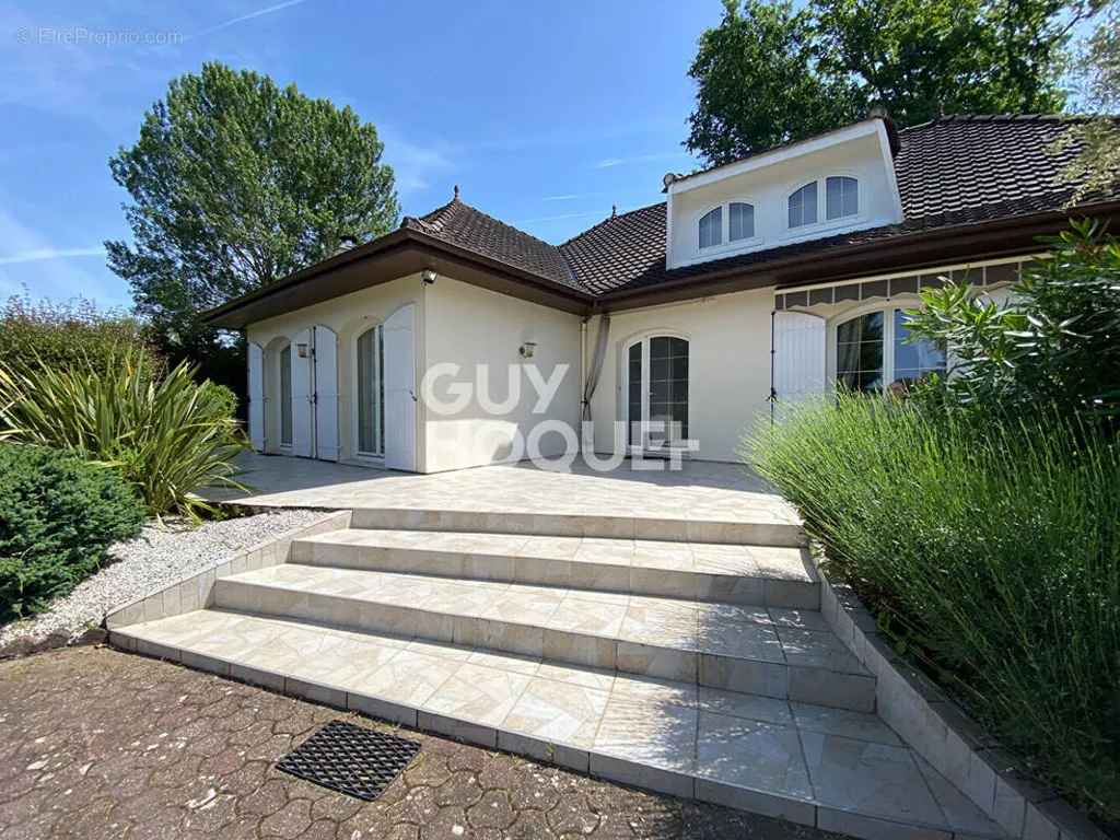 Exterior - Spacious House with Pool near Libourne
