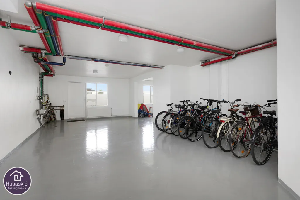 Garage - Apartment with Panoramic Views in Kopavogur