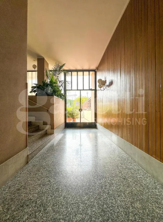 Entrée - Fully Rented Flat with Double Aspect in Milan
