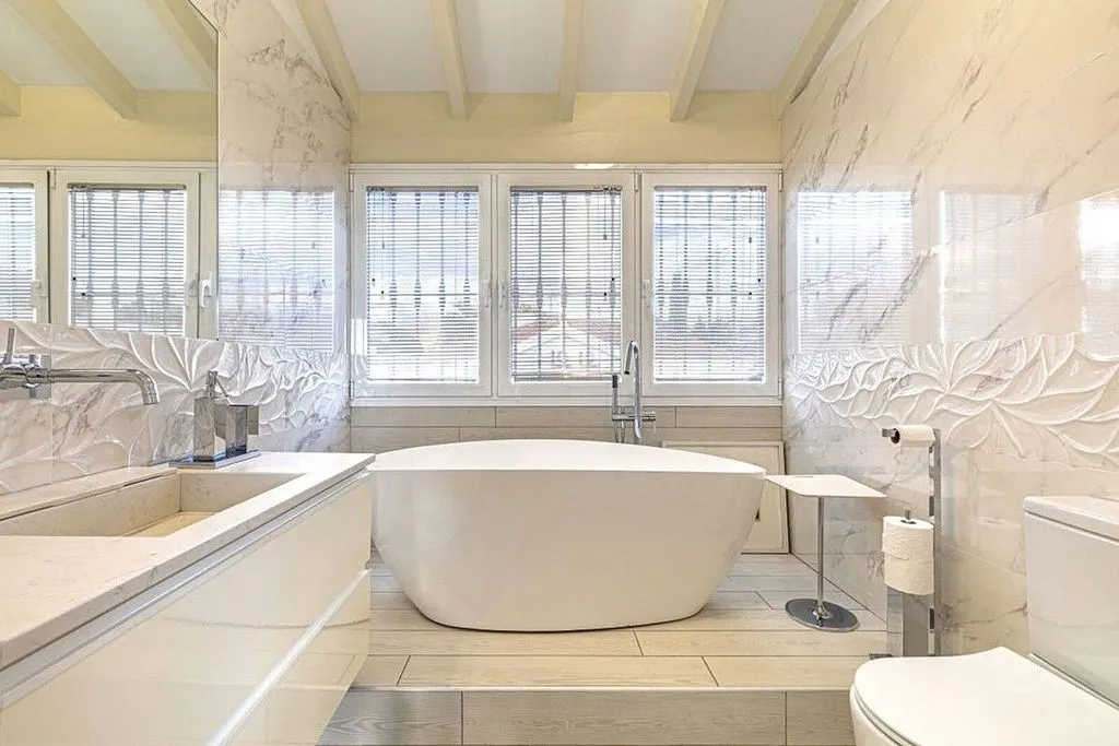 Salles de bain - Traditional Chalet with Pool in Las Chapas, Marbella