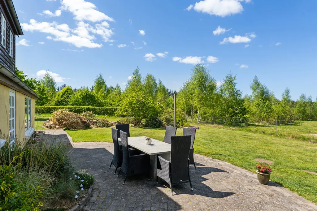 Terraza - House with Business Potential and Large Garden by Alling Å