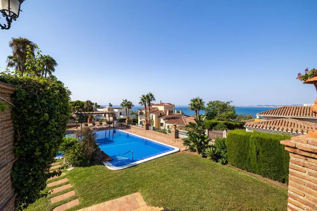 Piscine - Exclusive Villa with Private Pool in Torrequebrada