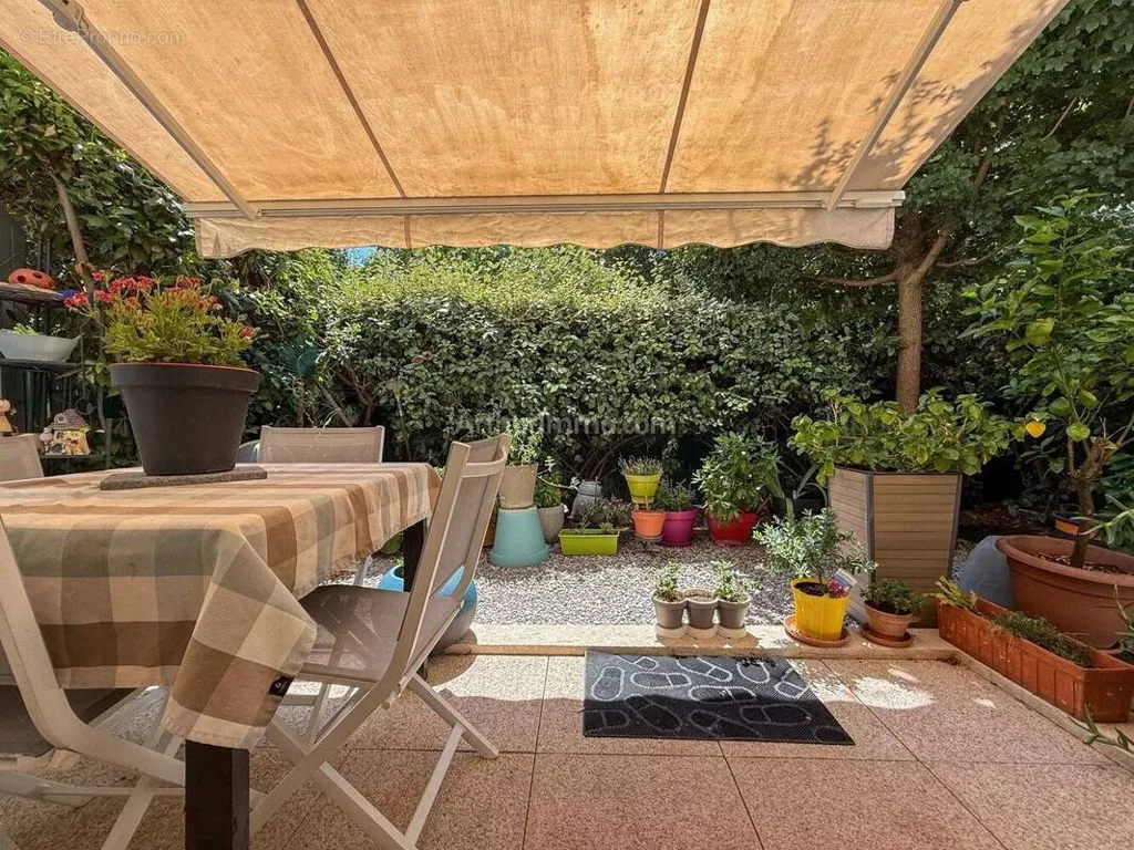 Terrass - 2-Bed Flat with South-Facing Garden in Draguignan