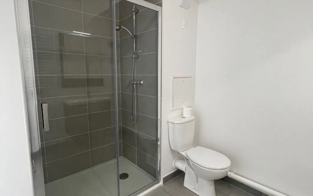 Salles de bain - Studio avec Balcon et Parking à Dugny